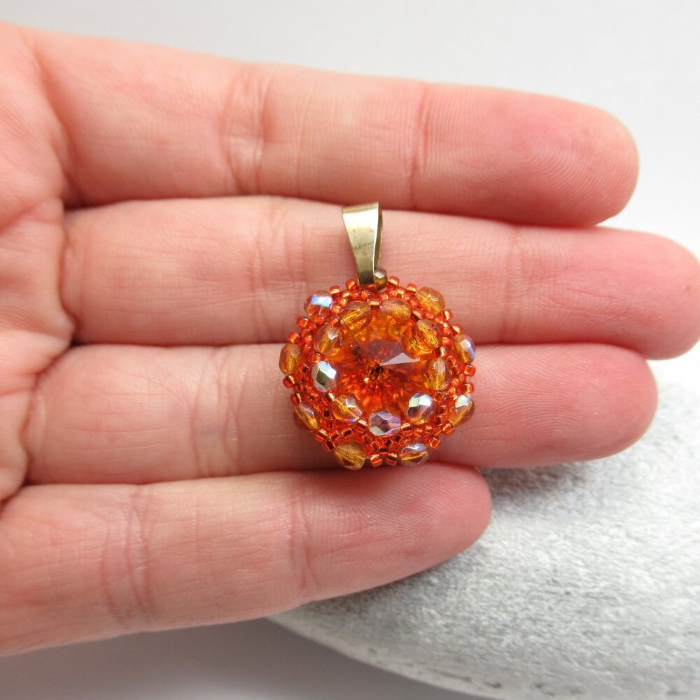 Hand Woven Rivoli pendant - Picture 4 of 12